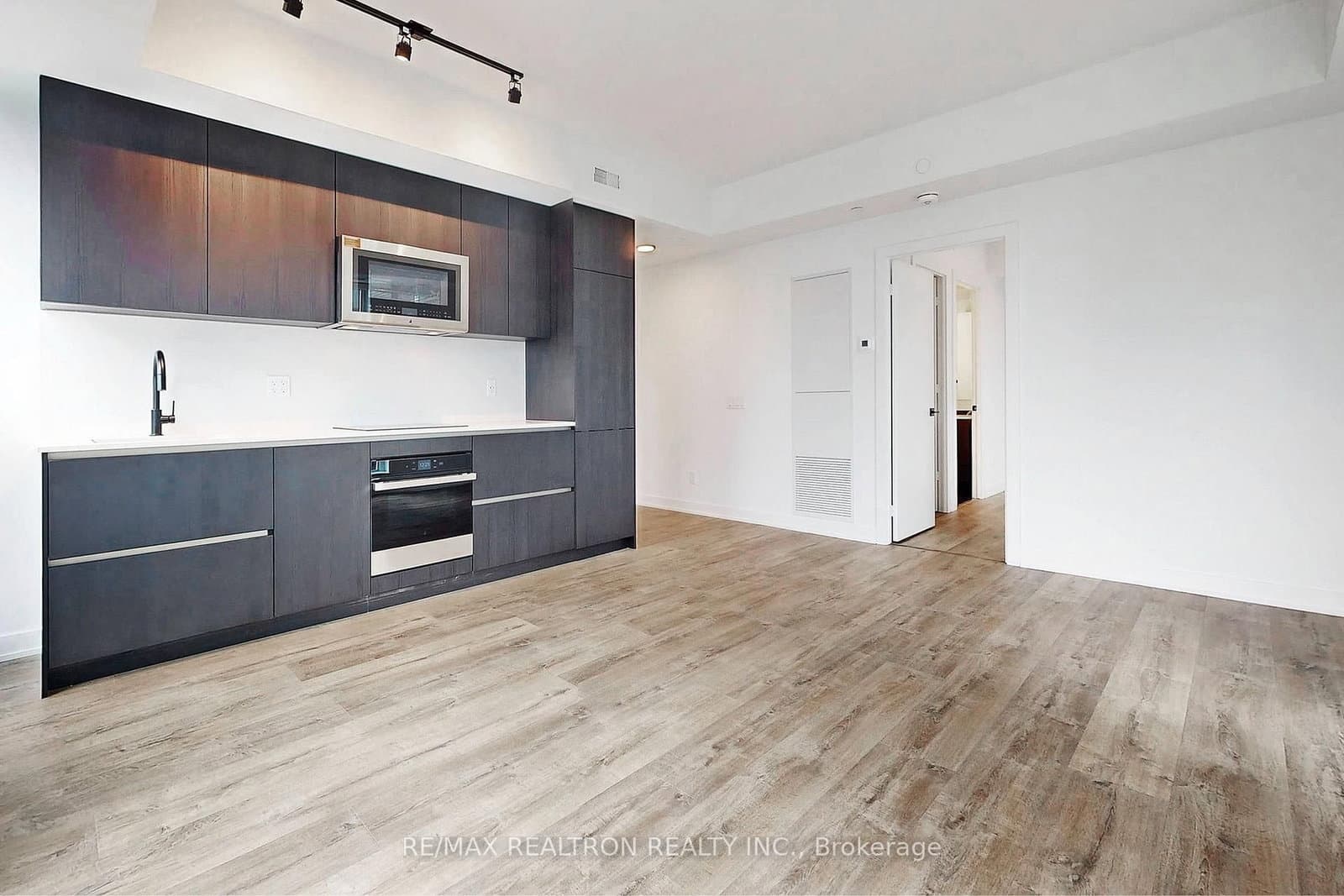 327 King Street W, Unit 4105 thumbnail 16