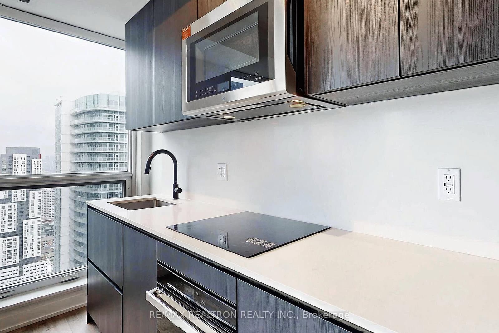327 King Street W, Unit 4105 thumbnail 18