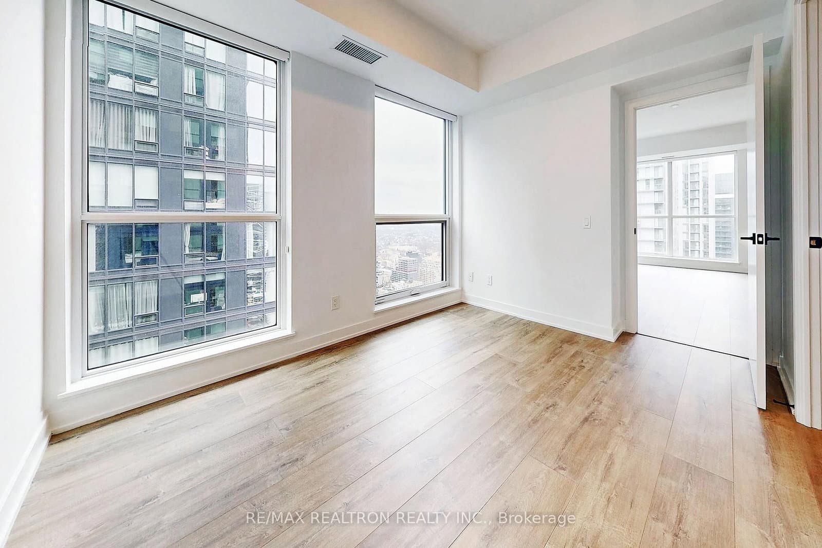 327 King Street W, Unit 4105 thumbnail 23