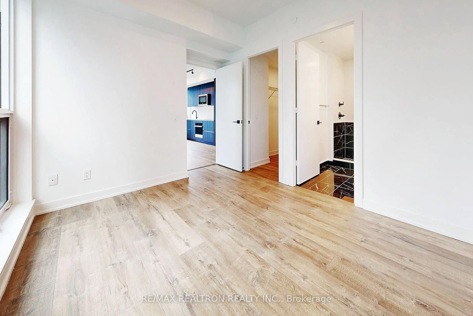 327 King Street W, Unit 4105 thumbnail 24