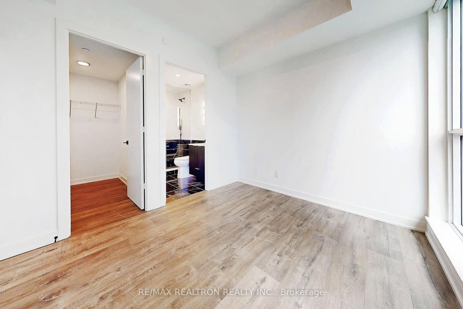 327 King Street W, Unit 4105 thumbnail 25