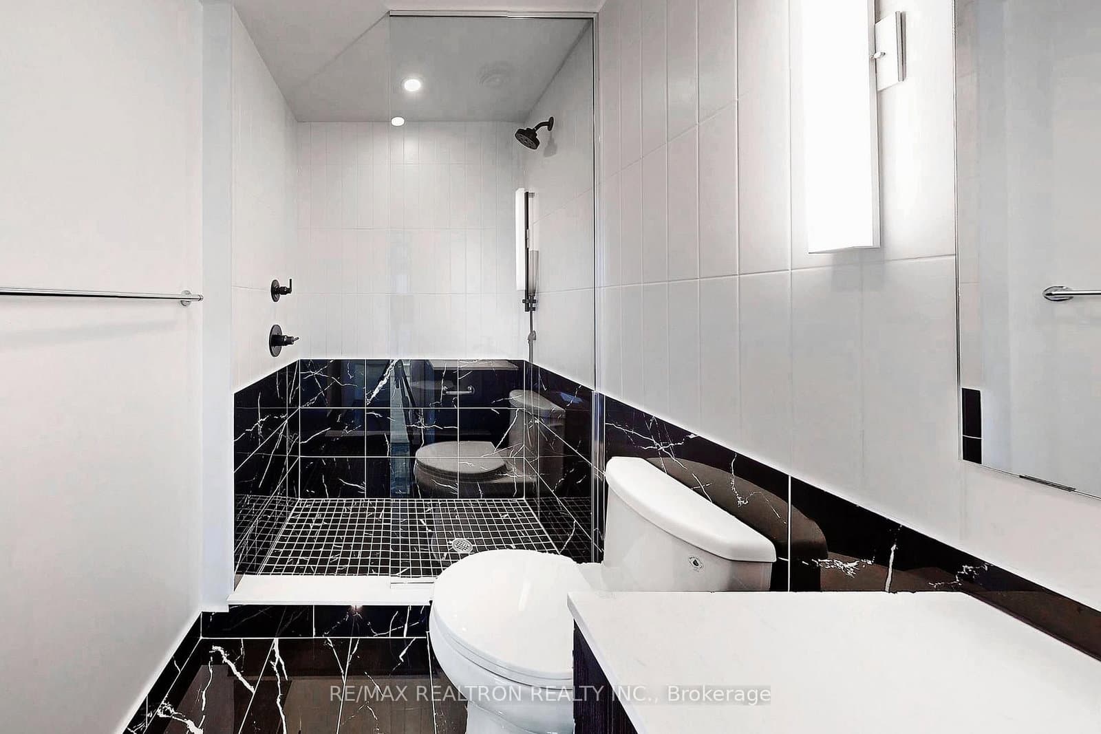 327 King Street W, Unit 4105 thumbnail 26