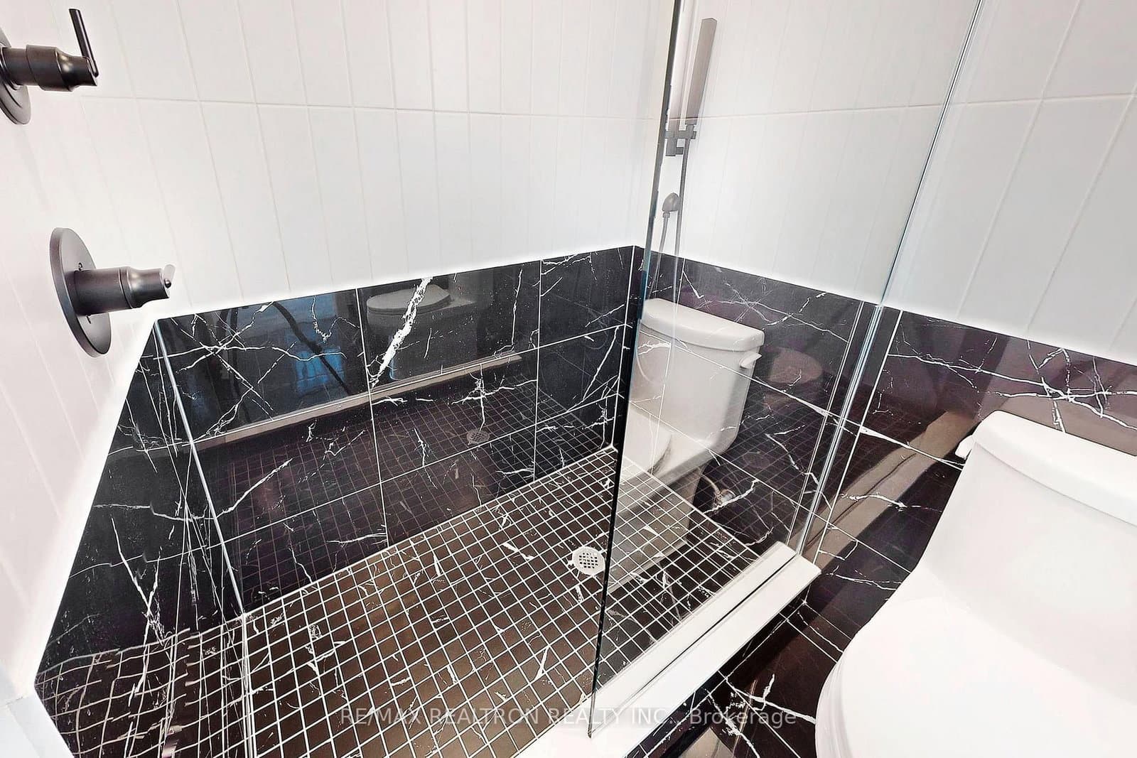 327 King Street W, Unit 4105 thumbnail 27