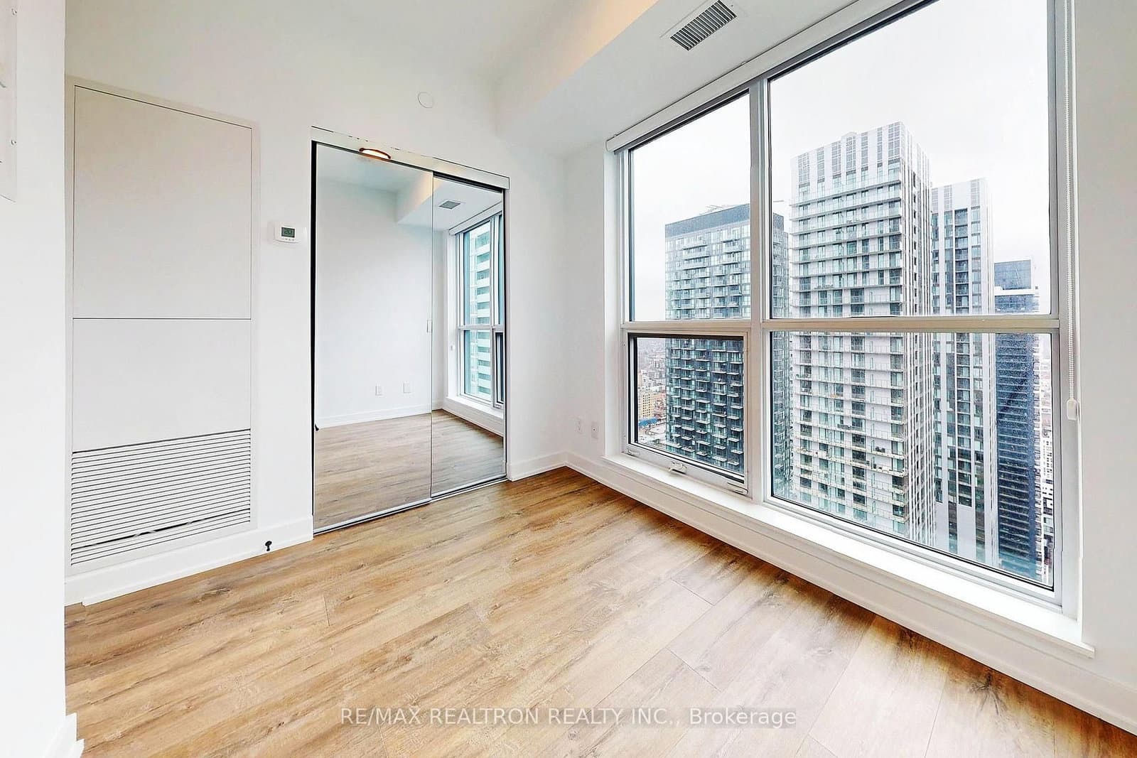 327 King Street W, Unit 4105 thumbnail 29