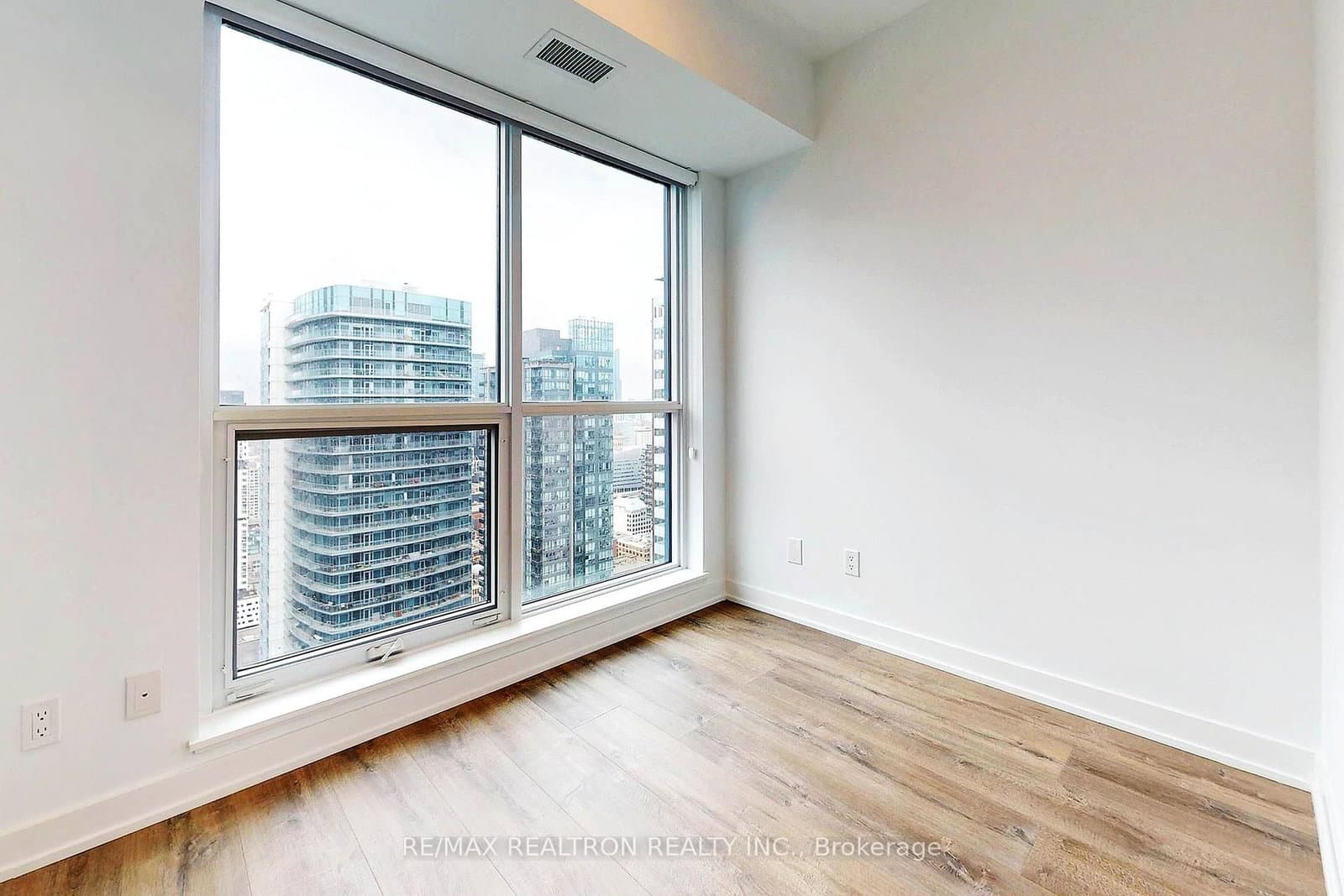 327 King Street W, Unit 4105 thumbnail 30