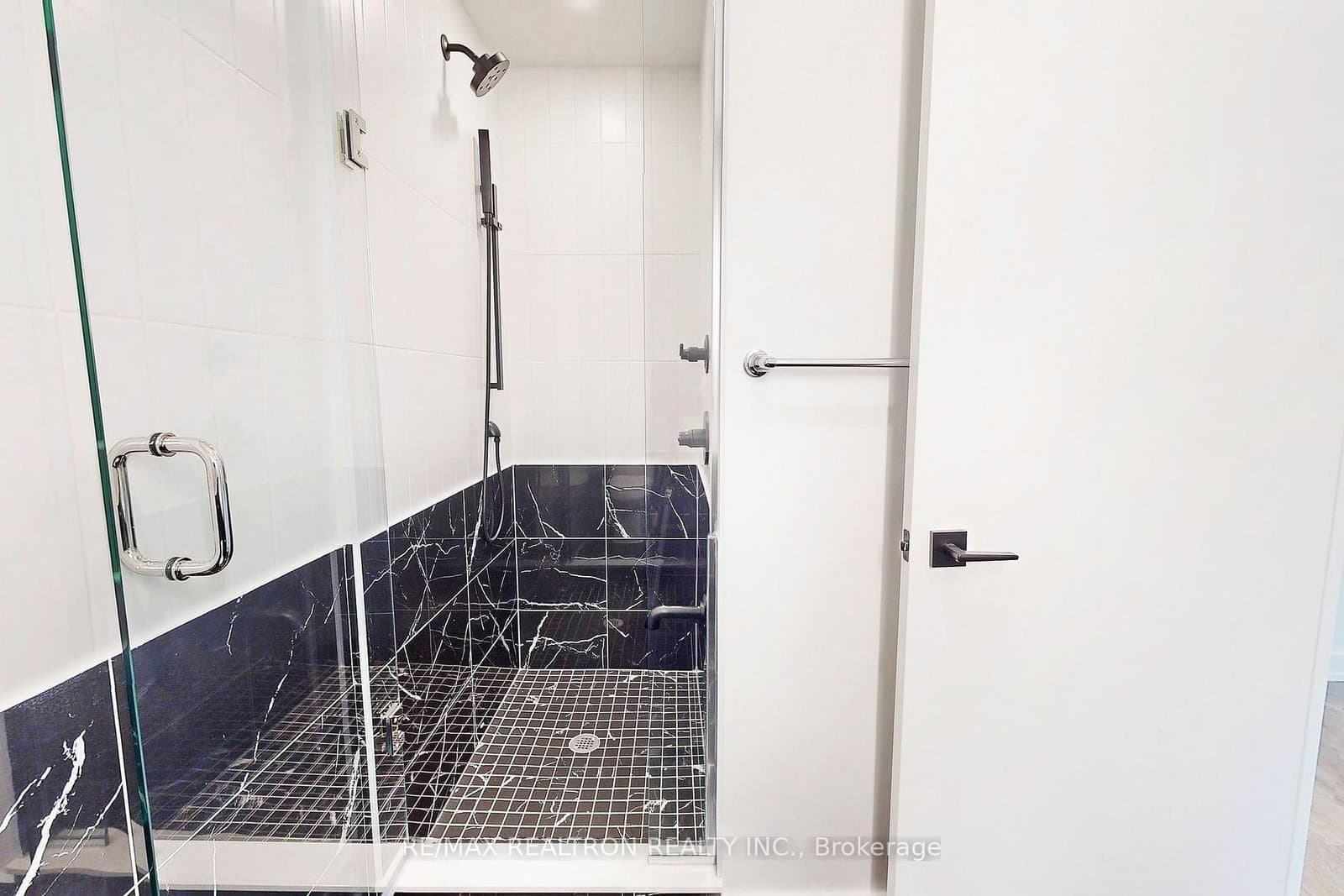 327 King Street W, Unit 4105 thumbnail 33