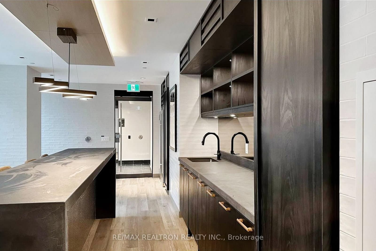 327 King Street W, Unit 4105 thumbnail 39