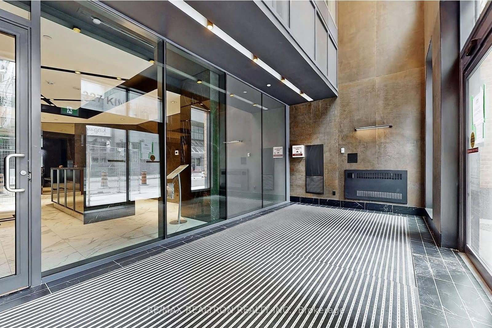 327 King Street W, Unit 4105 thumbnail 4