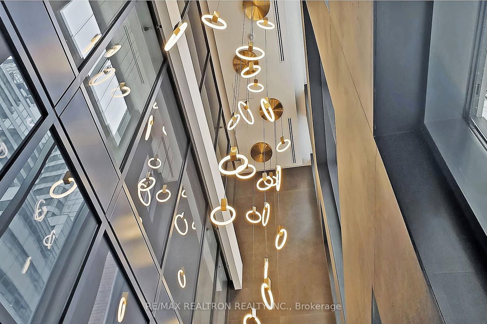 327 King Street W, Unit 4105 thumbnail 5