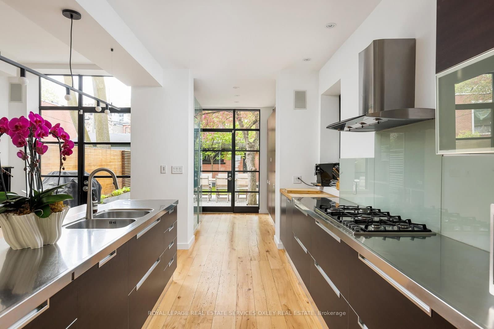 28 Roxborough Street W thumbnail 11