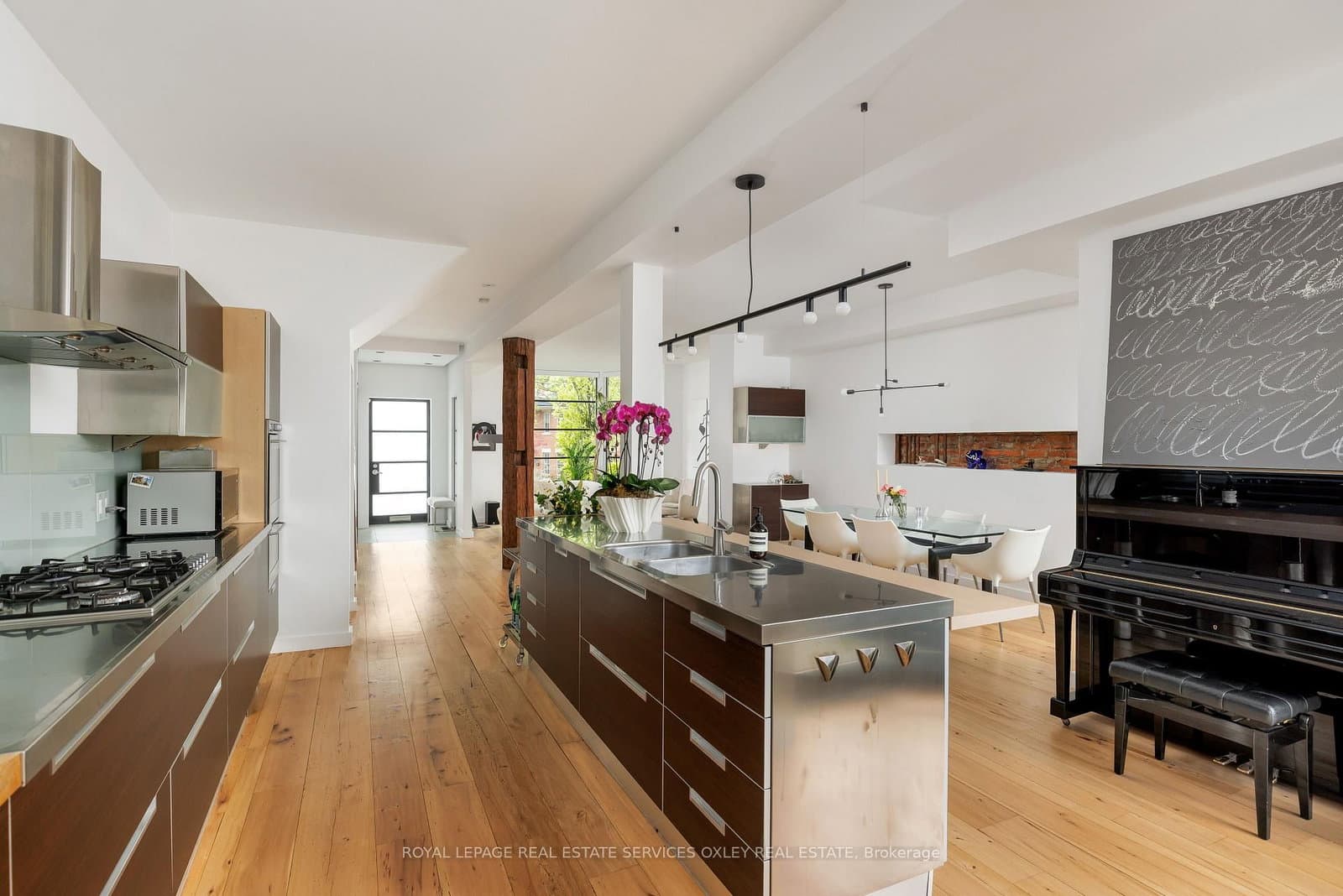 28 Roxborough Street W thumbnail 13