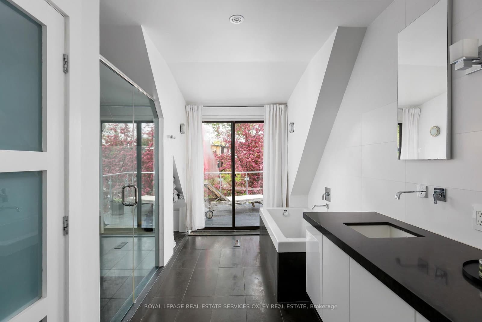 28 Roxborough Street W thumbnail 31