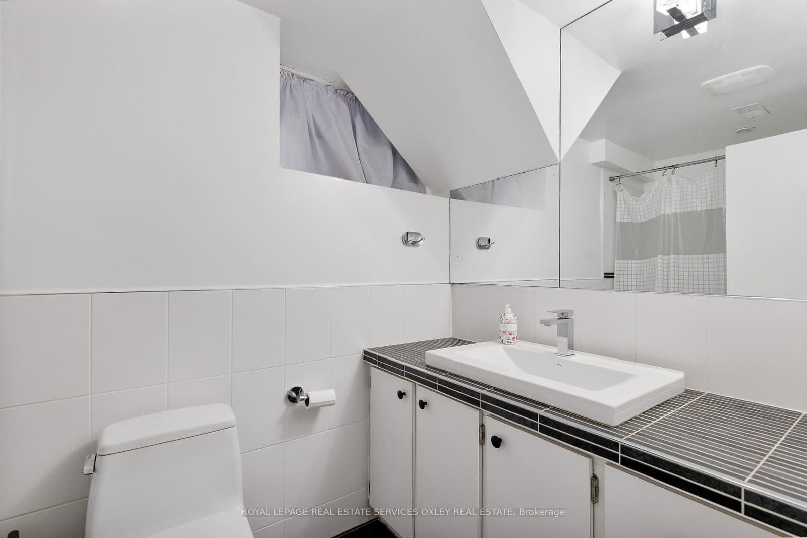 28 Roxborough Street W thumbnail 35