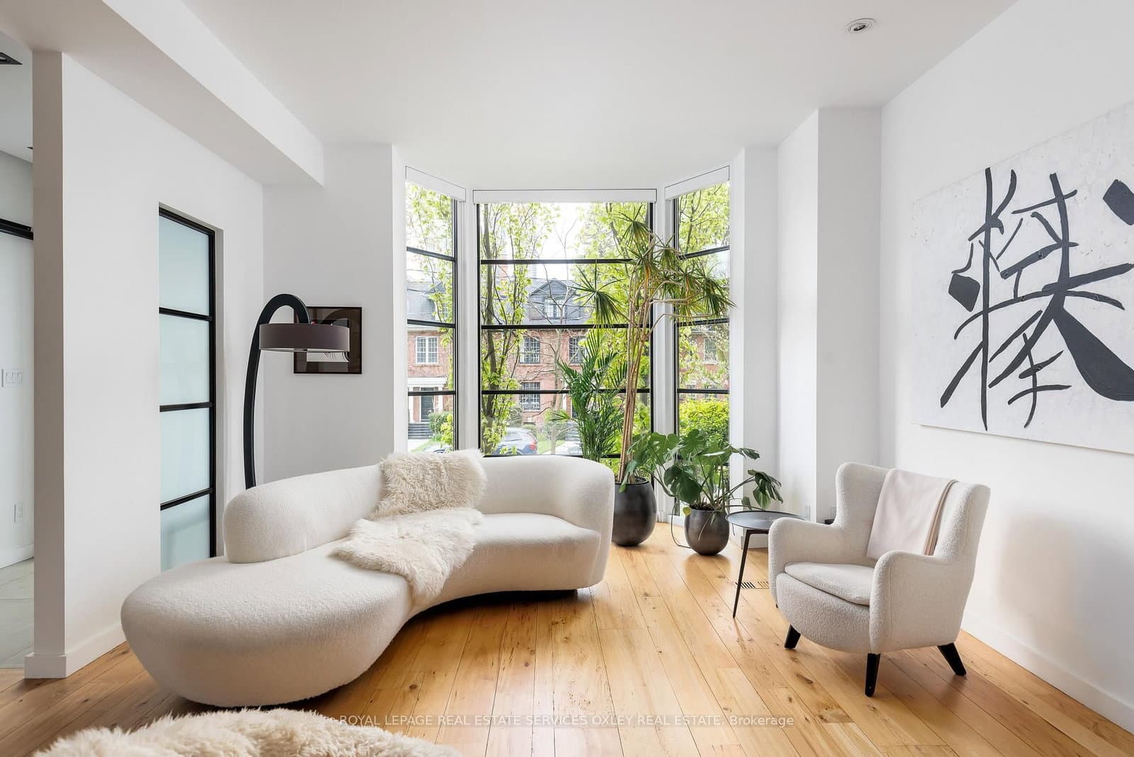 28 Roxborough Street W thumbnail 4