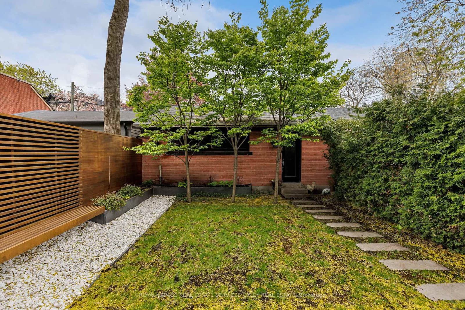 28 Roxborough Street W thumbnail 41