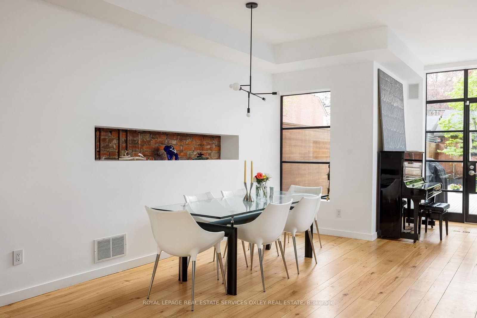 28 Roxborough Street W thumbnail 6