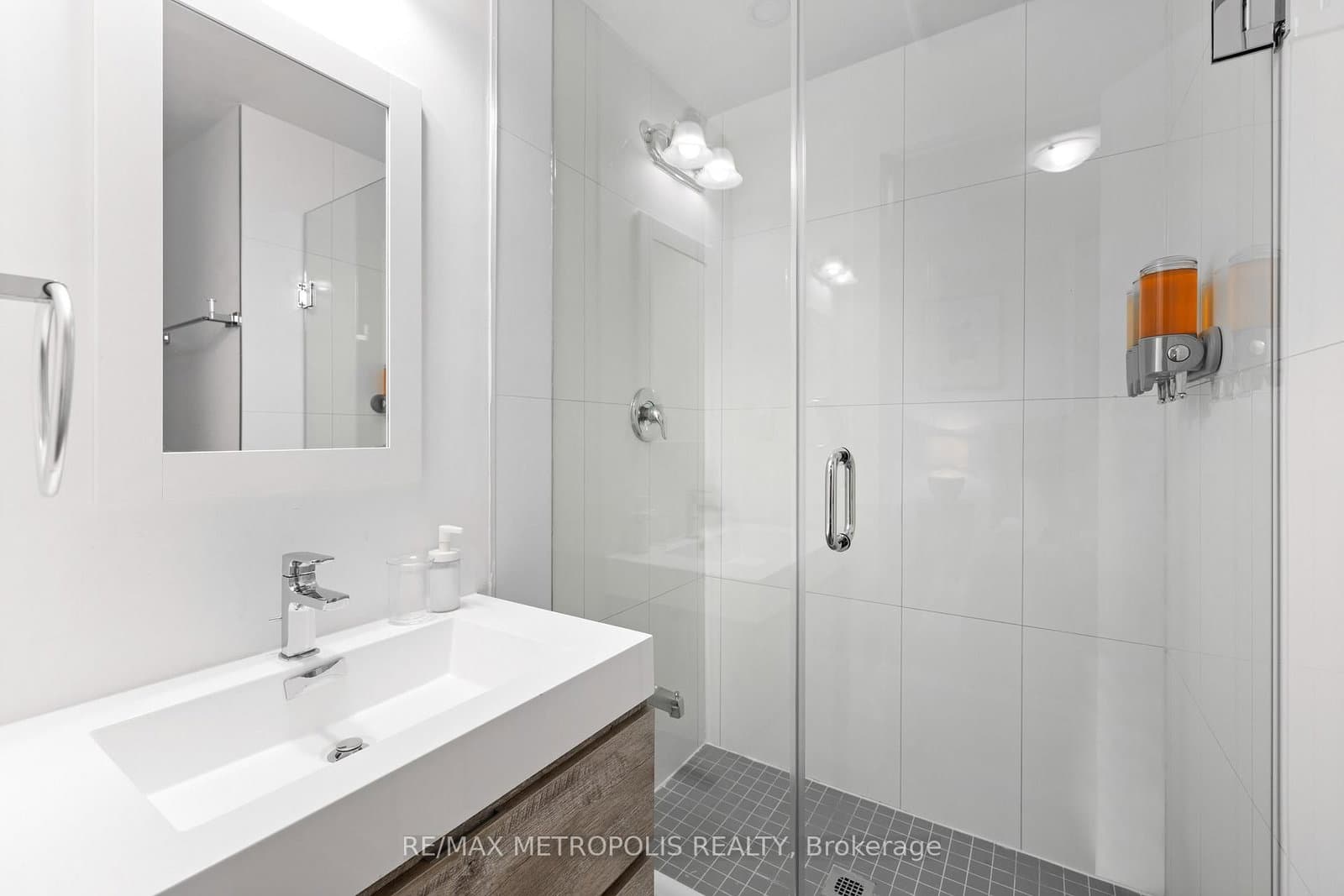 447 Lansdowne Avenue thumbnail 17