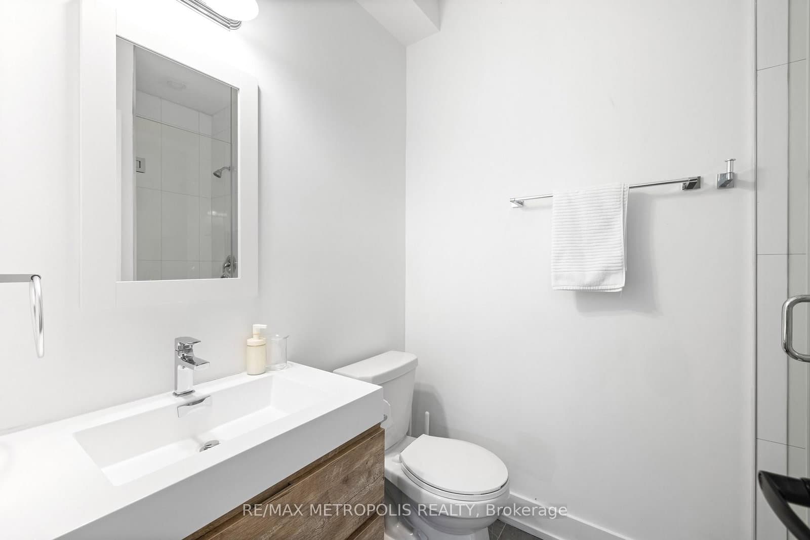 447 Lansdowne Avenue thumbnail 20