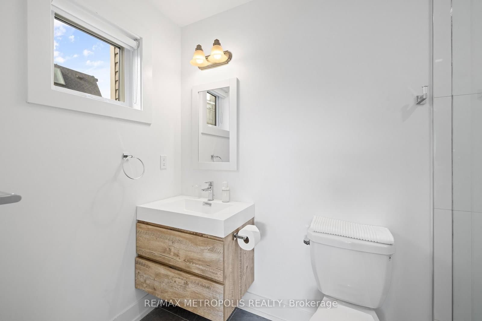 447 Lansdowne Avenue thumbnail 43