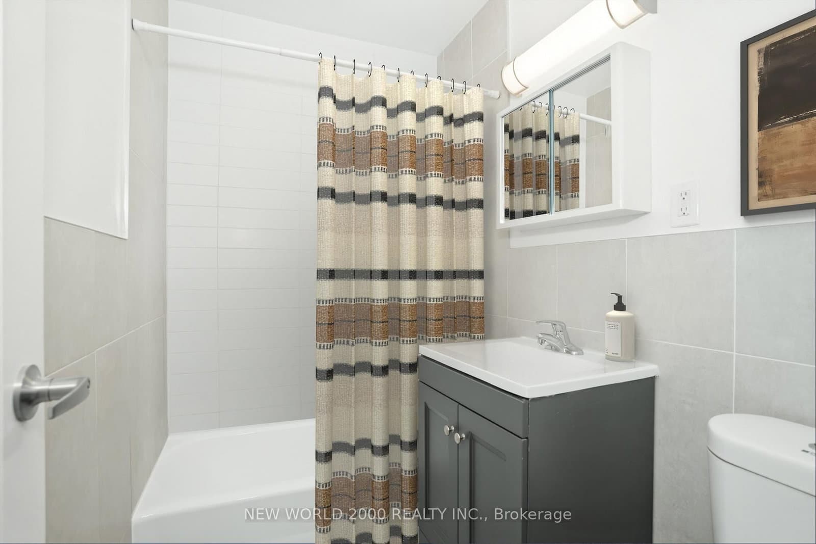 49 Glen Elm Avenue, Unit 117 thumbnail 4