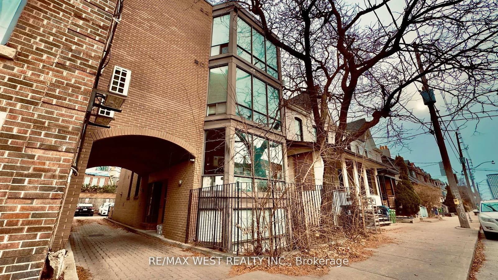 1061 Bathurst Street thumbnail 2