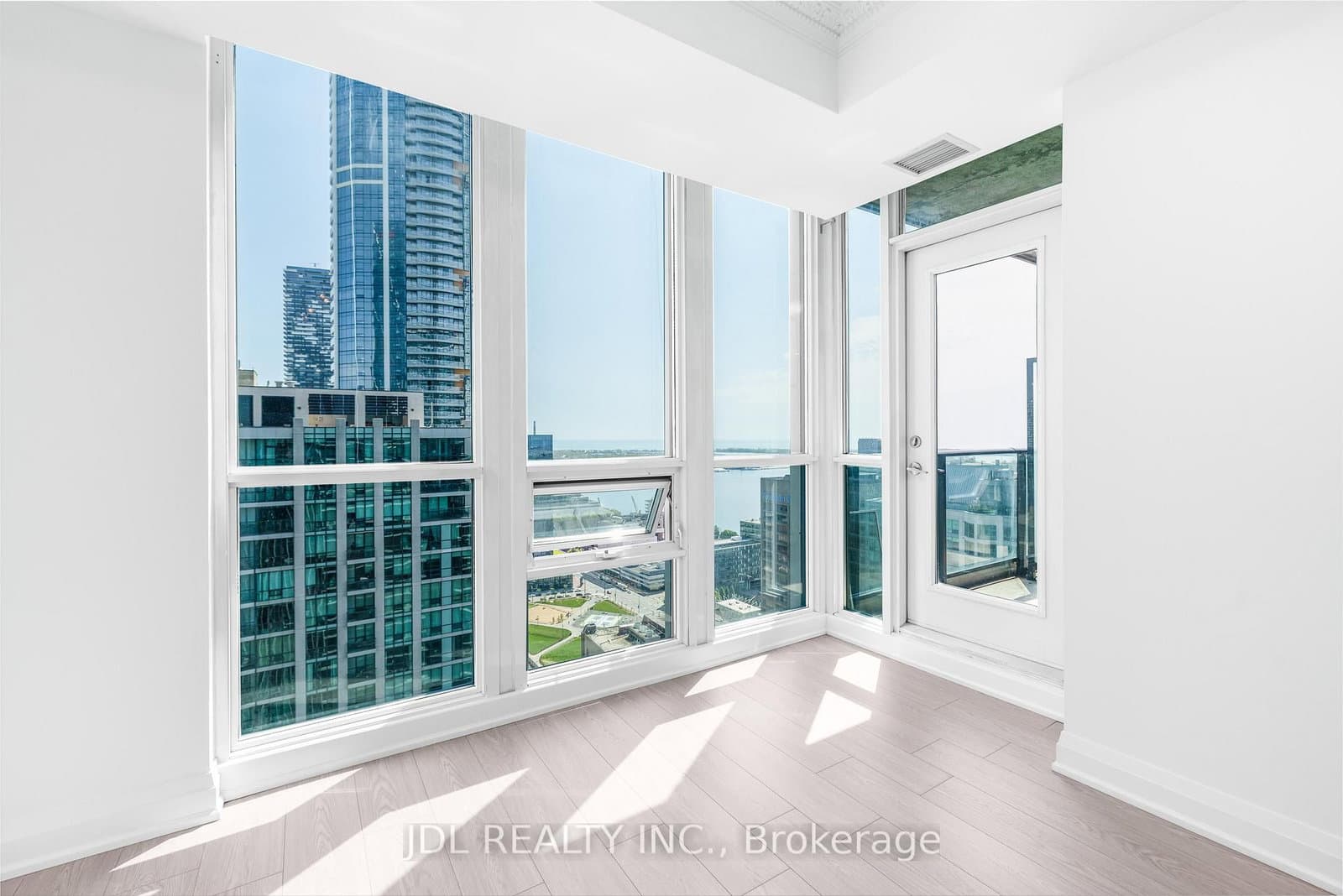 16 Harbour Street, Unit 4006 thumbnail 11