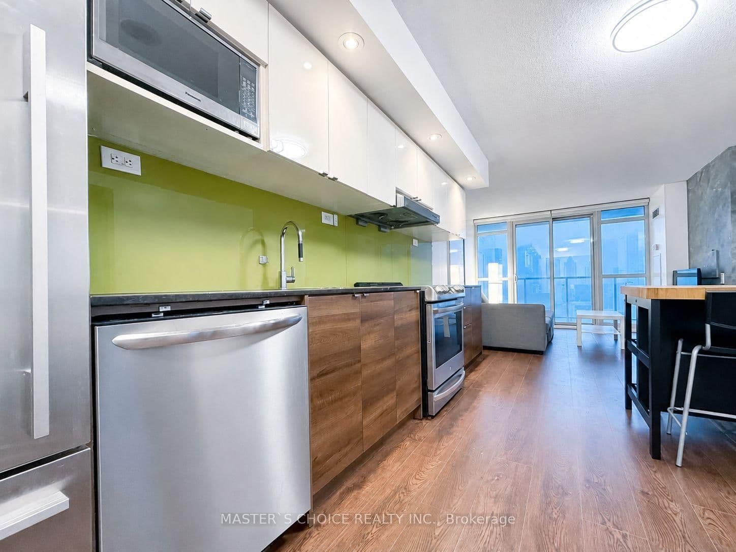 121 Mcmahon Drive, Unit 1717 thumbnail 2