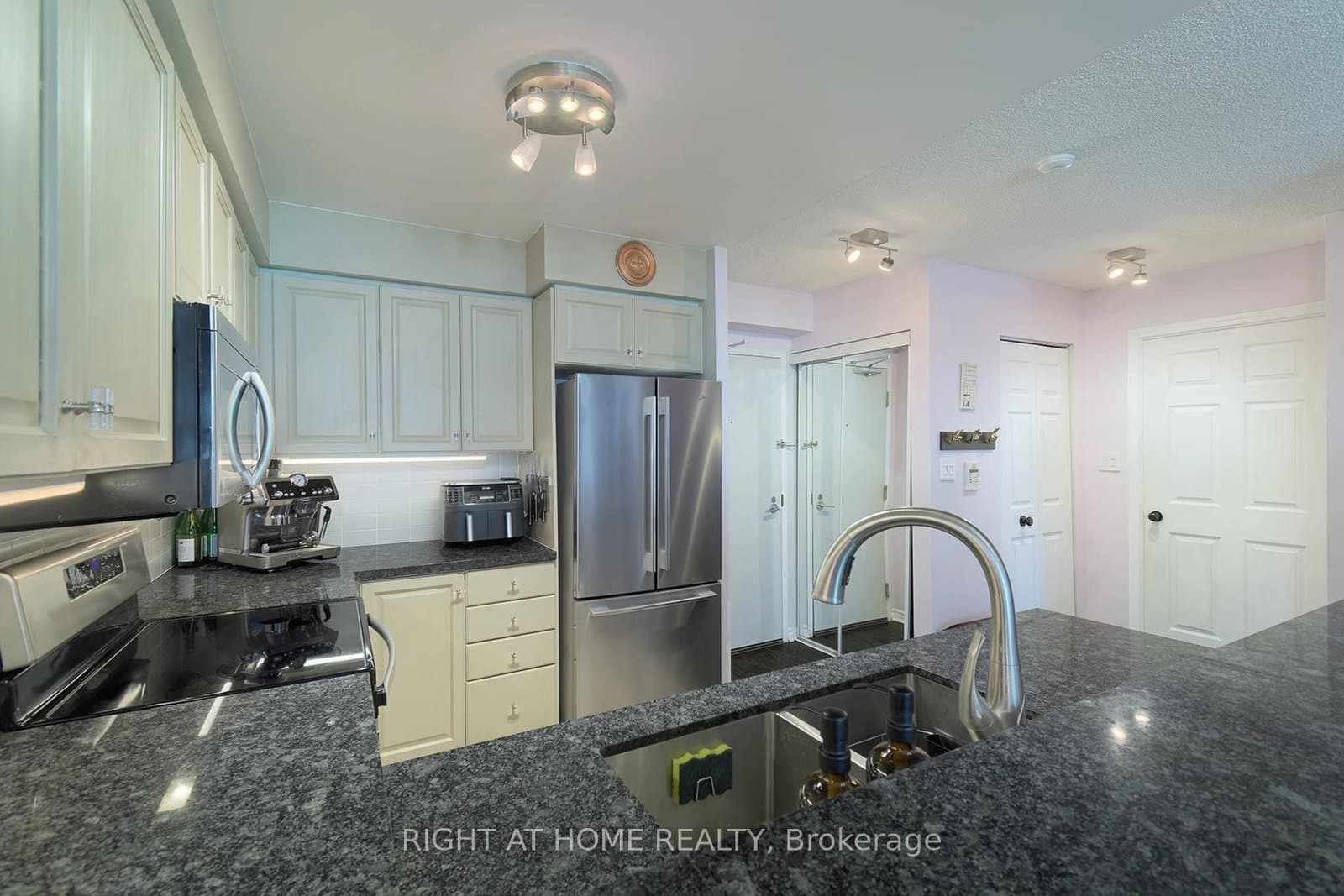 7 Lorraine Drive, Unit 210 thumbnail 15