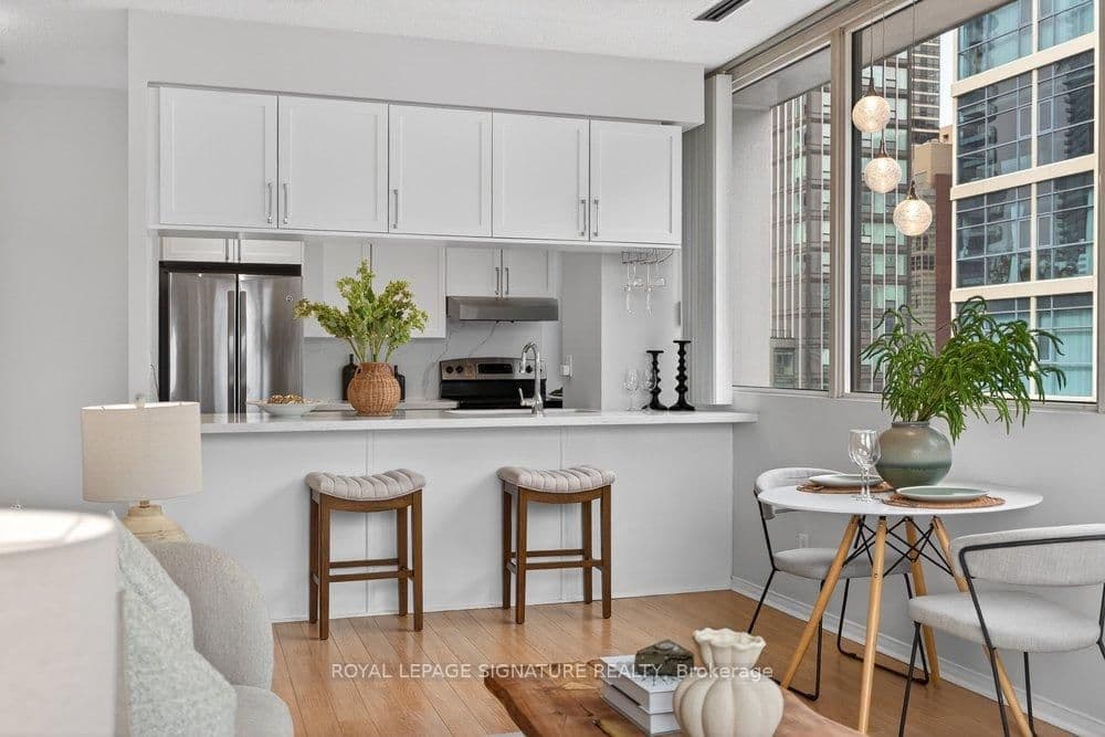 555 Yonge Street, Unit 707 thumbnail 5