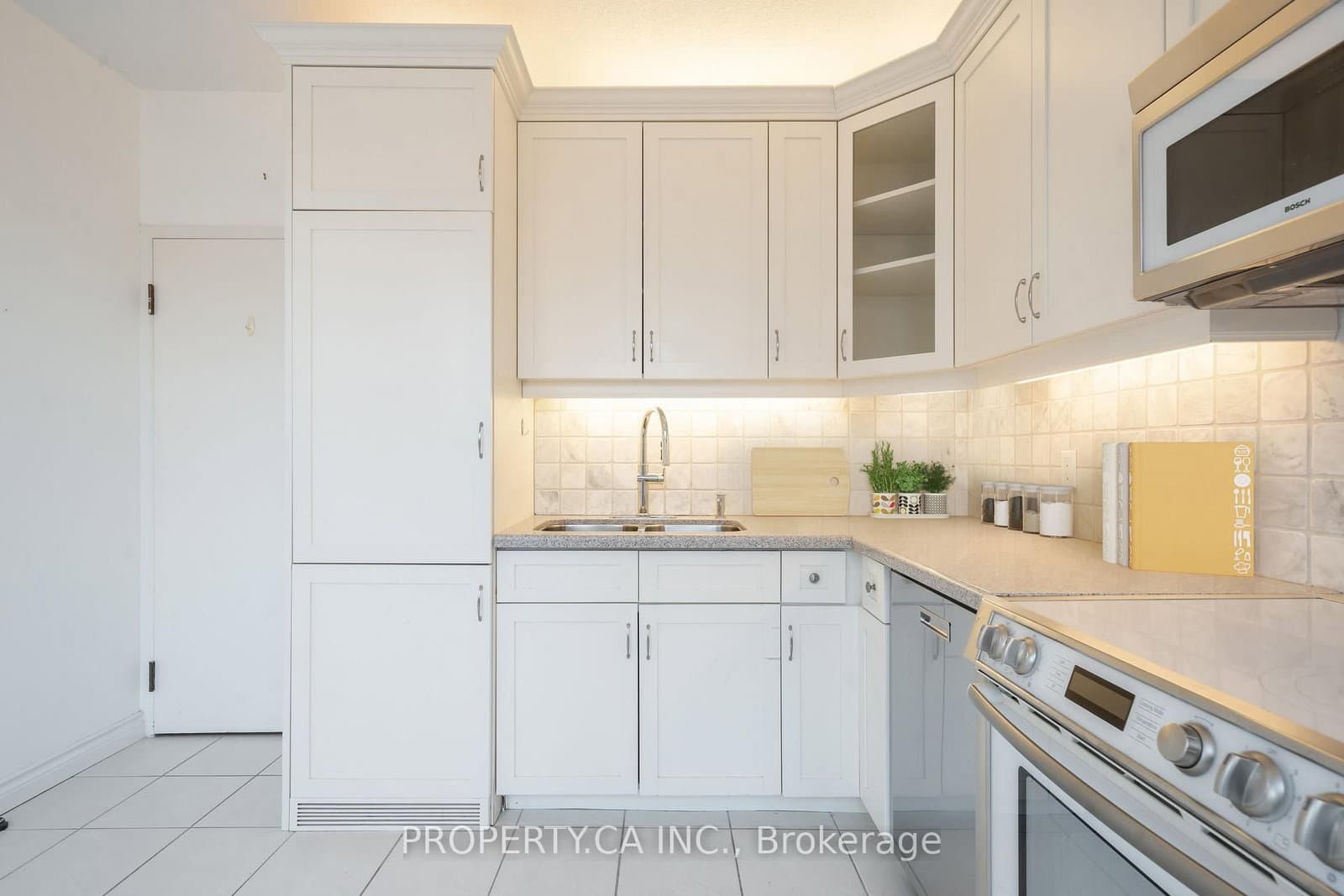 55a Avenue Road, Unit 606 thumbnail 4