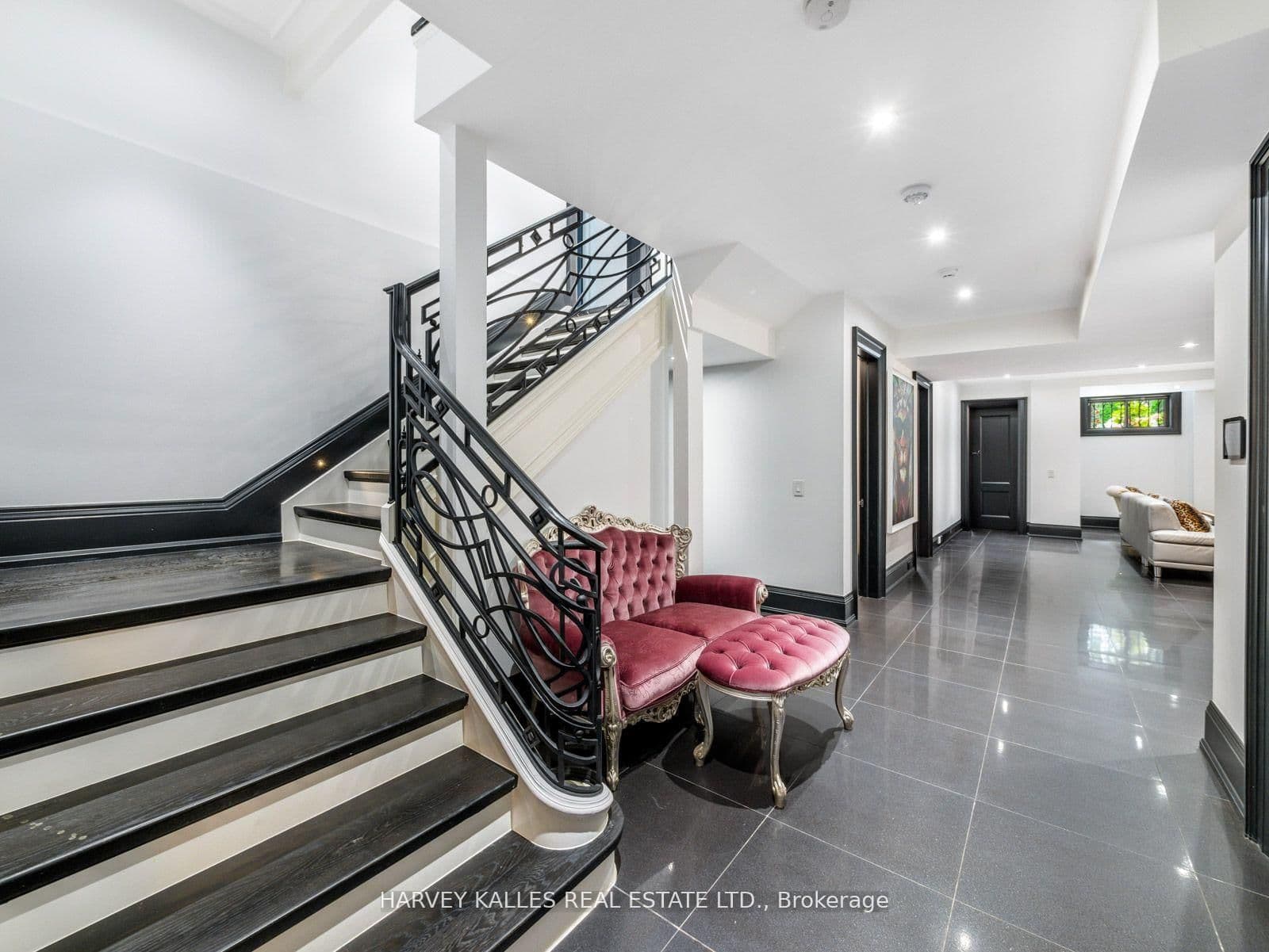 327 Cortleigh Boulevard thumbnail 33