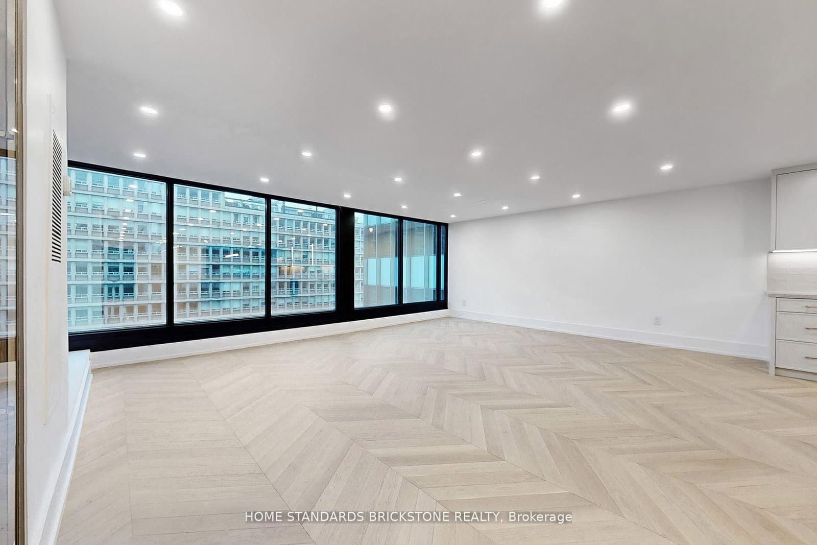 110 Bloor Street W, Unit 1009 thumbnail 4