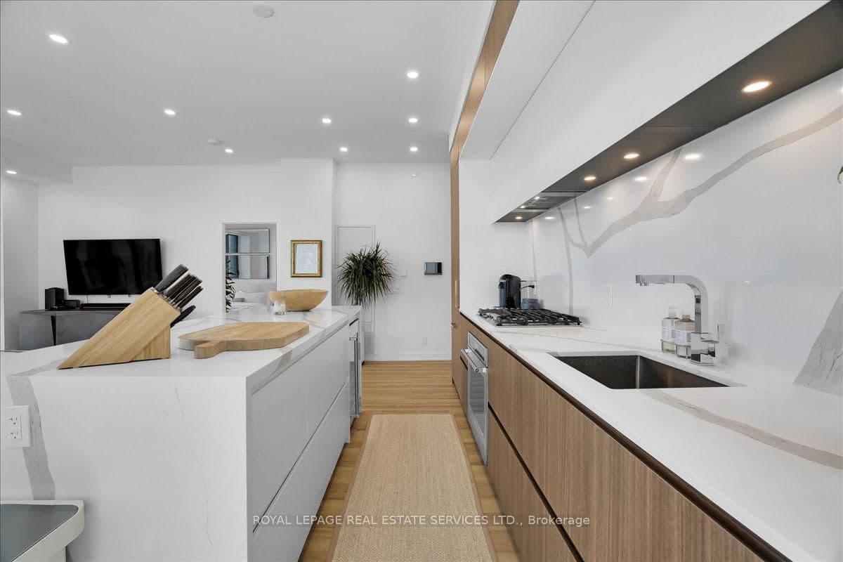 1 Hillsdale Avenue W, Unit 706 thumbnail 26