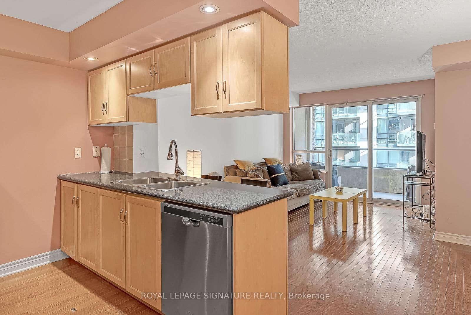 270 Wellington Street W, Unit 710 - Image 1