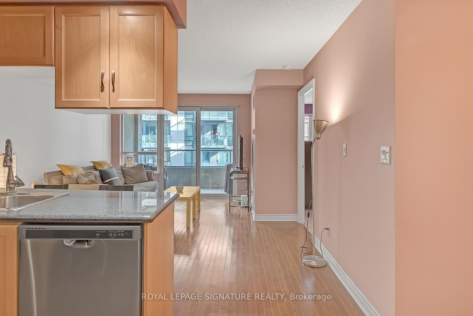 270 Wellington Street W, Unit 710 thumbnail 2