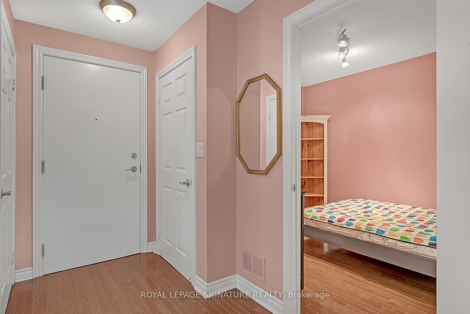 270 Wellington Street W, Unit 710 thumbnail 24
