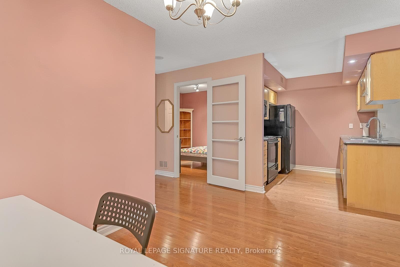 270 Wellington Street W, Unit 710 thumbnail 29