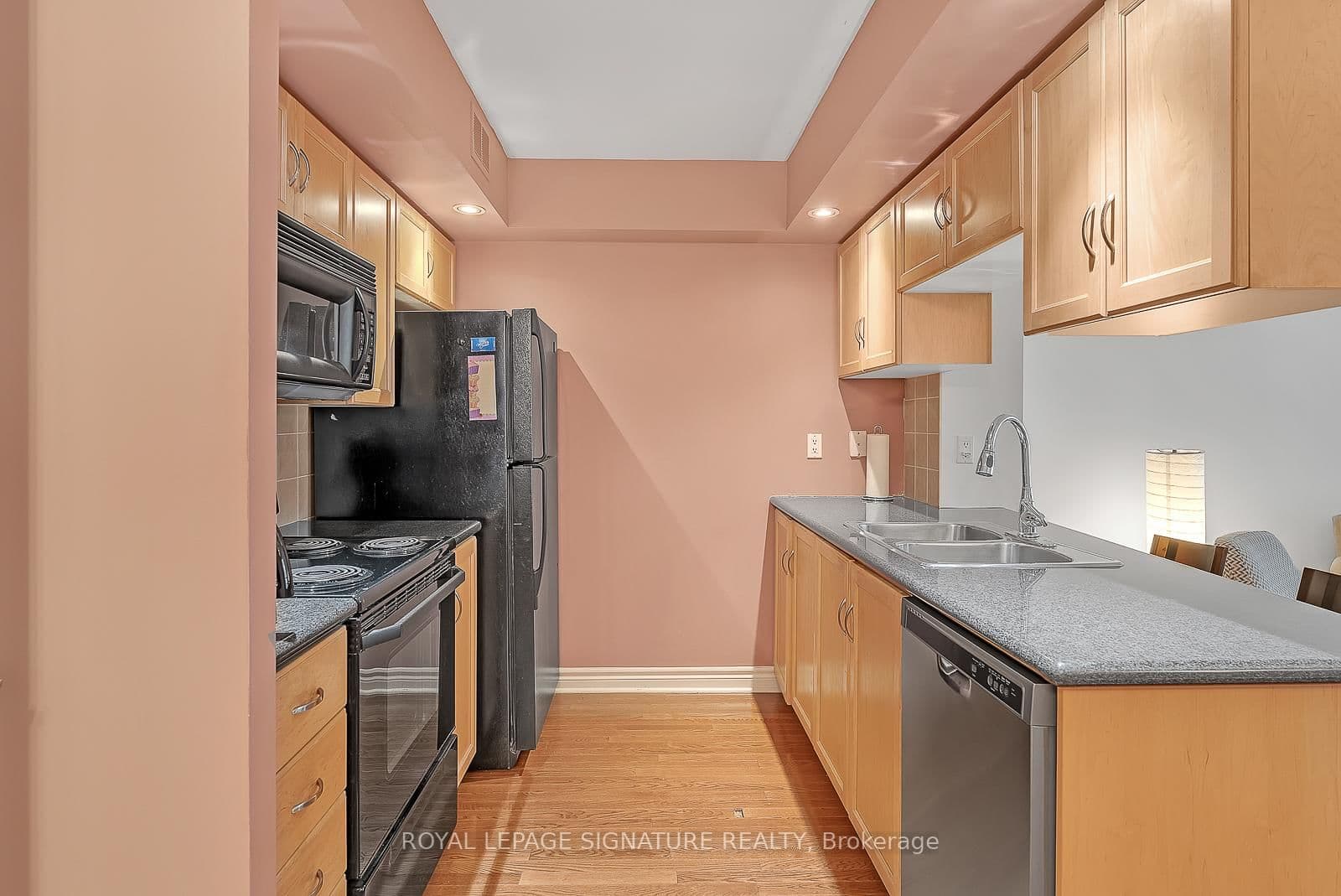 270 Wellington Street W, Unit 710 thumbnail 3