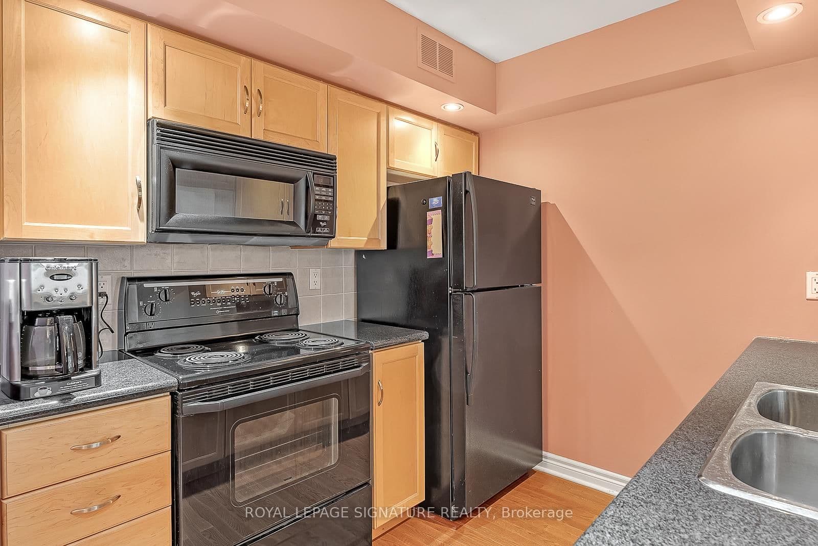 270 Wellington Street W, Unit 710 thumbnail 4