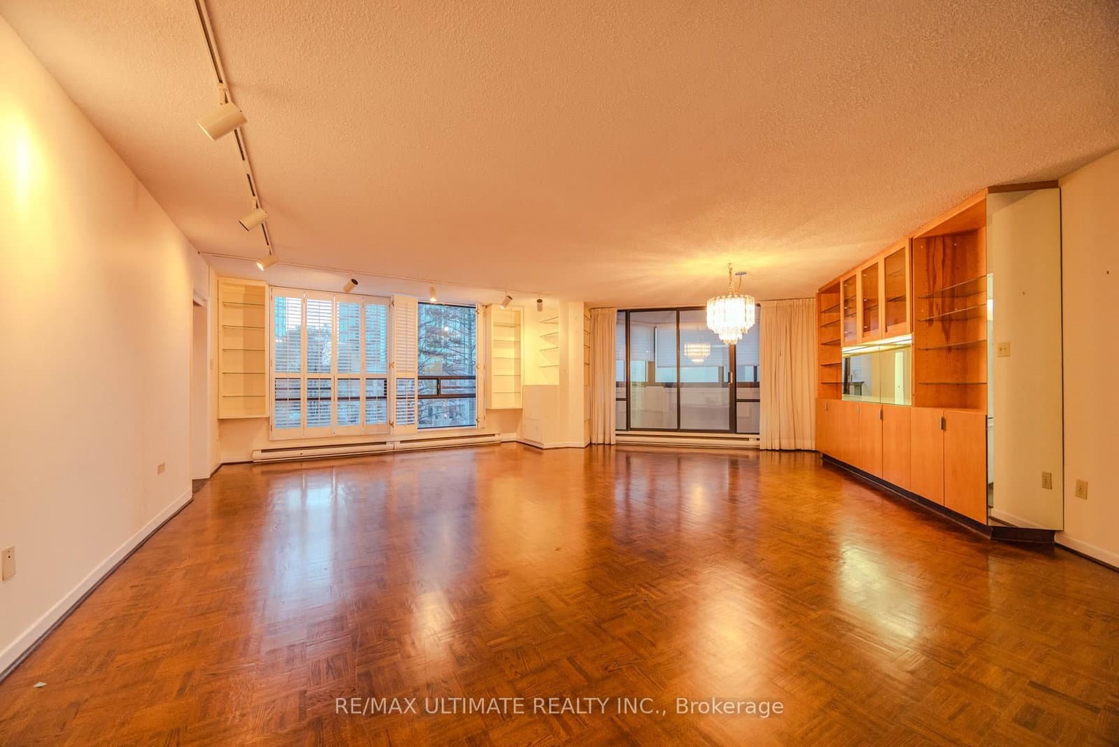 240 Heath Street W, Unit 201 thumbnail 12