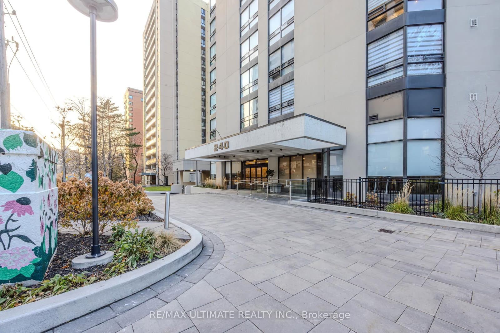240 Heath Street W, Unit 201 thumbnail 2