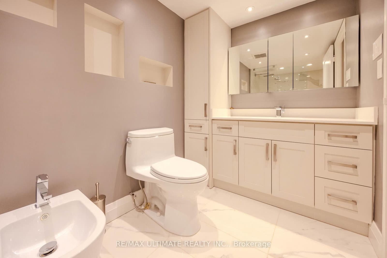 240 Heath Street W, Unit 201 thumbnail 20