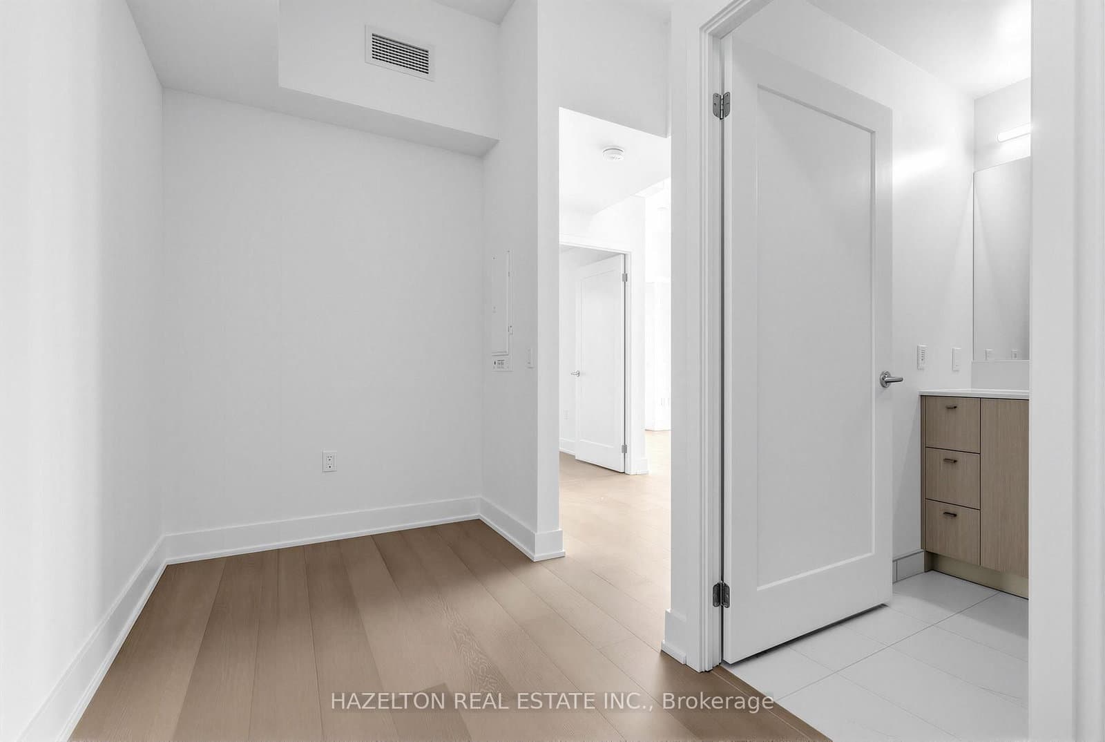 8 Manor Road W, Unit 602 thumbnail 11