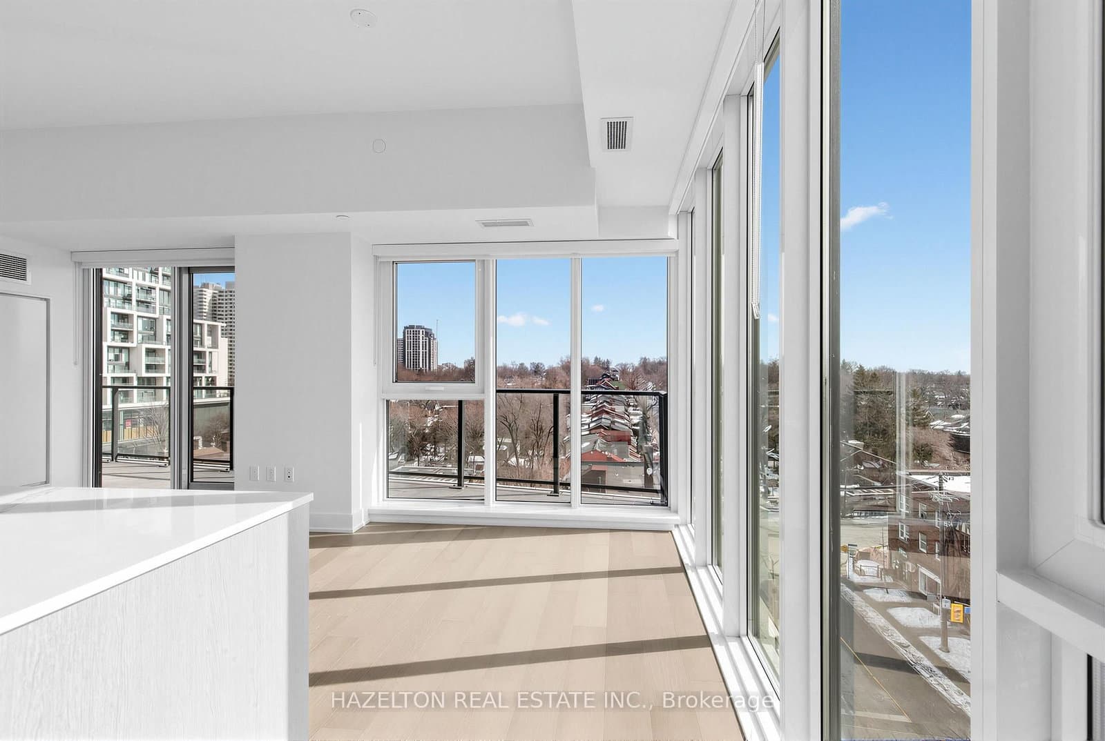 8 Manor Road W, Unit 602 thumbnail 5