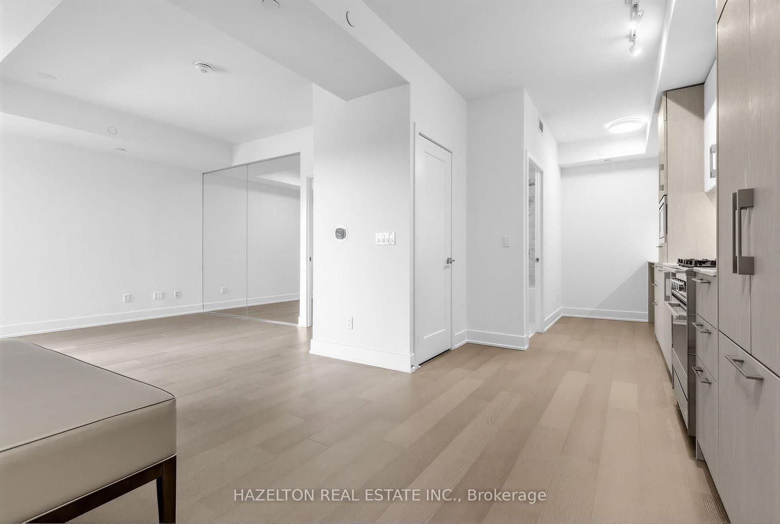 8 Manor Road W, Unit 606 thumbnail 3