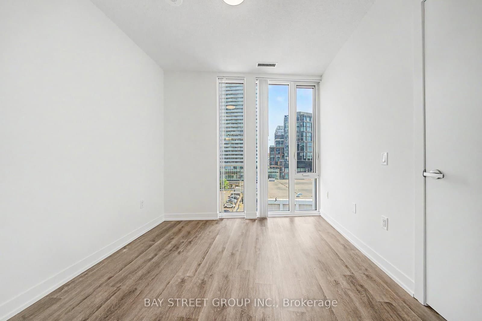 138 Downes Street, Unit 806 thumbnail 9