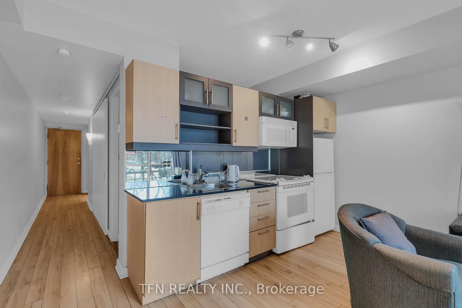 350 Wellington Street W, Unit M22 thumbnail 11