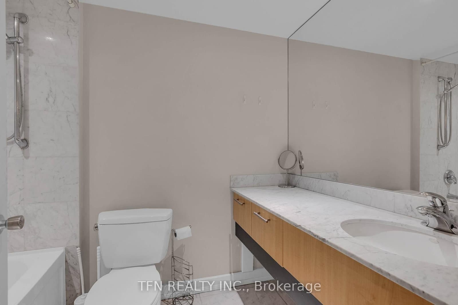 350 Wellington Street W, Unit M22 thumbnail 14