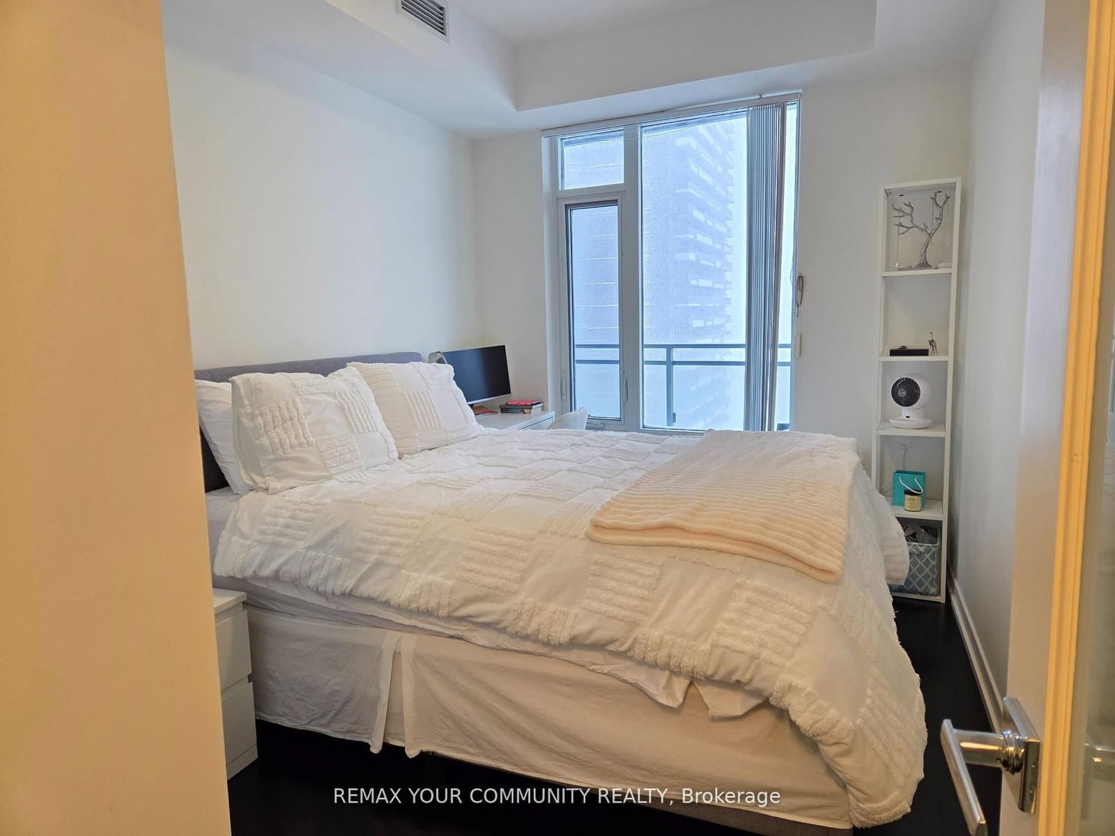 21 Widmer Street, Unit 2302 thumbnail 9