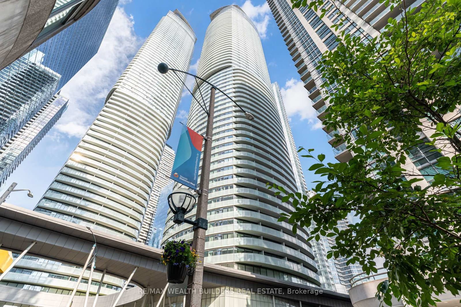 12 York Street, Unit 1403 thumbnail 10